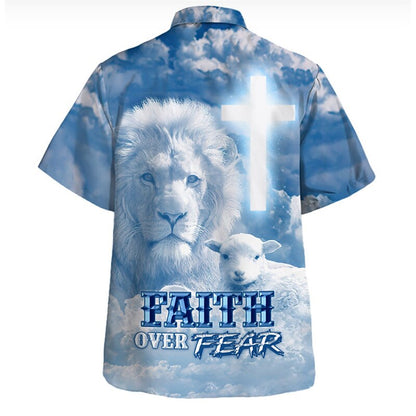 Camisa con botones y manga corta con la letra de Jesús y el león