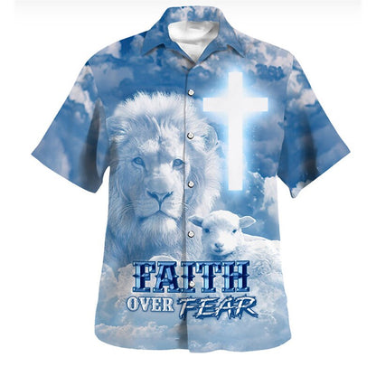 Camisa con botones y manga corta con la letra de Jesús y el león