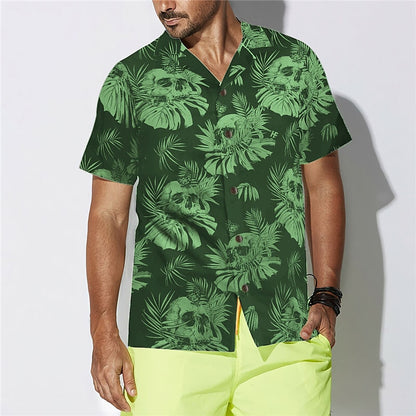 Camiseta con calaveras, hojas y plantas tropicales